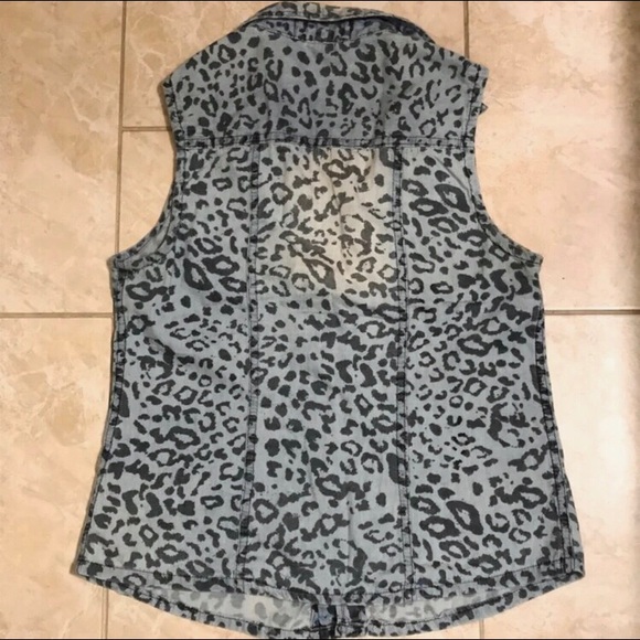 🔹🐆 Blue leopard print snap button top - Picture 2 of 4